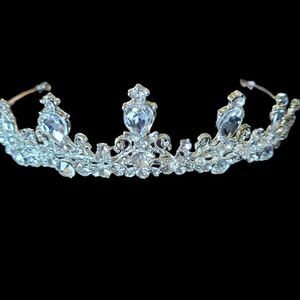 Wedding tiera silver tone and rhinestones.
